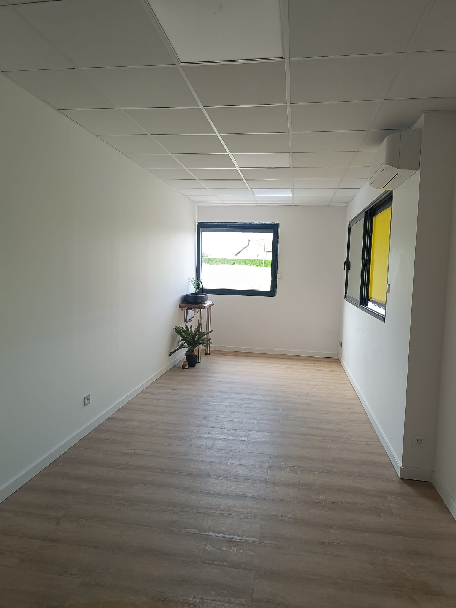 Bureau 16A, lumière naturelle de la grande fenêtre