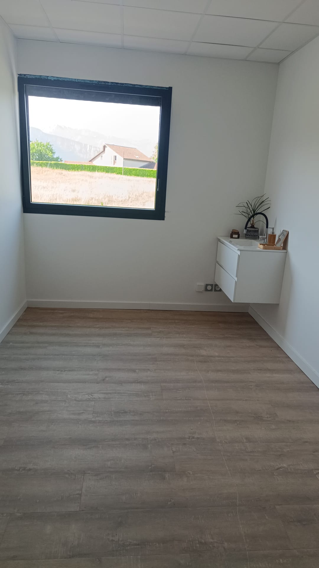 Bureau 17A, lumière naturelle de la grande fenêtre