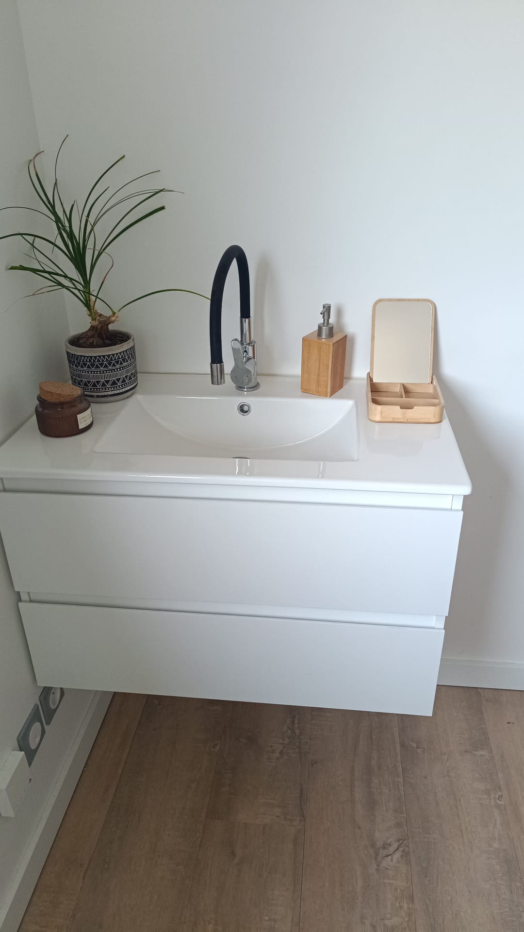 Point d'eau et meuble vasque du bureau 17A