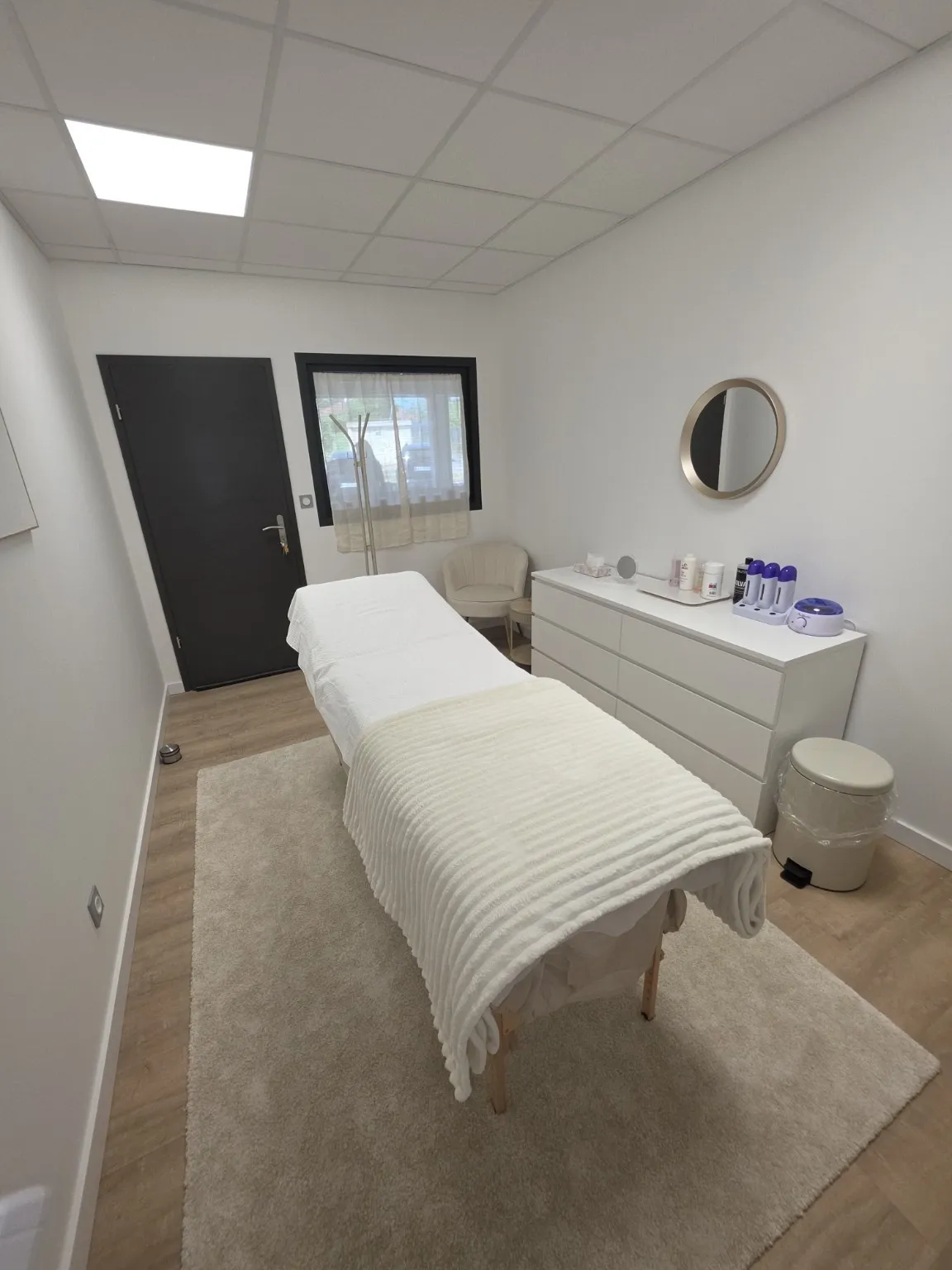Cabine de soins esthétiques Main de Joy au C3 Coublevie